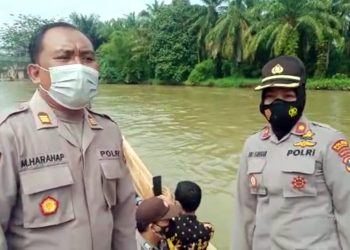 Layani Vaksinasi Warga, Waka Polres Asahan dan Jajaran Naik Sampan ke Desa Padang Mahondang