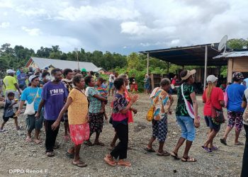 Keren, Satgas Pamtas Yonif 126/KC Asahan dan Warga Gelar Tarian Suling Tambur Keliling Kampung