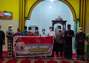 Personel Polres Asahan Bagikan Sembako, Jam Dinding dan Masker ke Pengurus Masjid