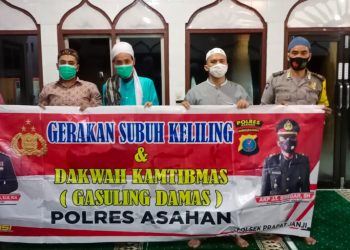 Kunjungi 2 Mushola dan 7 Masjid, Personel Polres Asahan Serahkan Sembako, Masker dan Jam Dinding