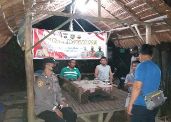 Personel Polsek Bandar Pulau Minta Warga yang Sedang Jaga di Pos Kamling Patuhi Protokol Kesehatan