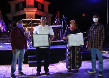 Bupati Labuhanbatu H Erik Adtrada Ritonga (dua dari kiri).