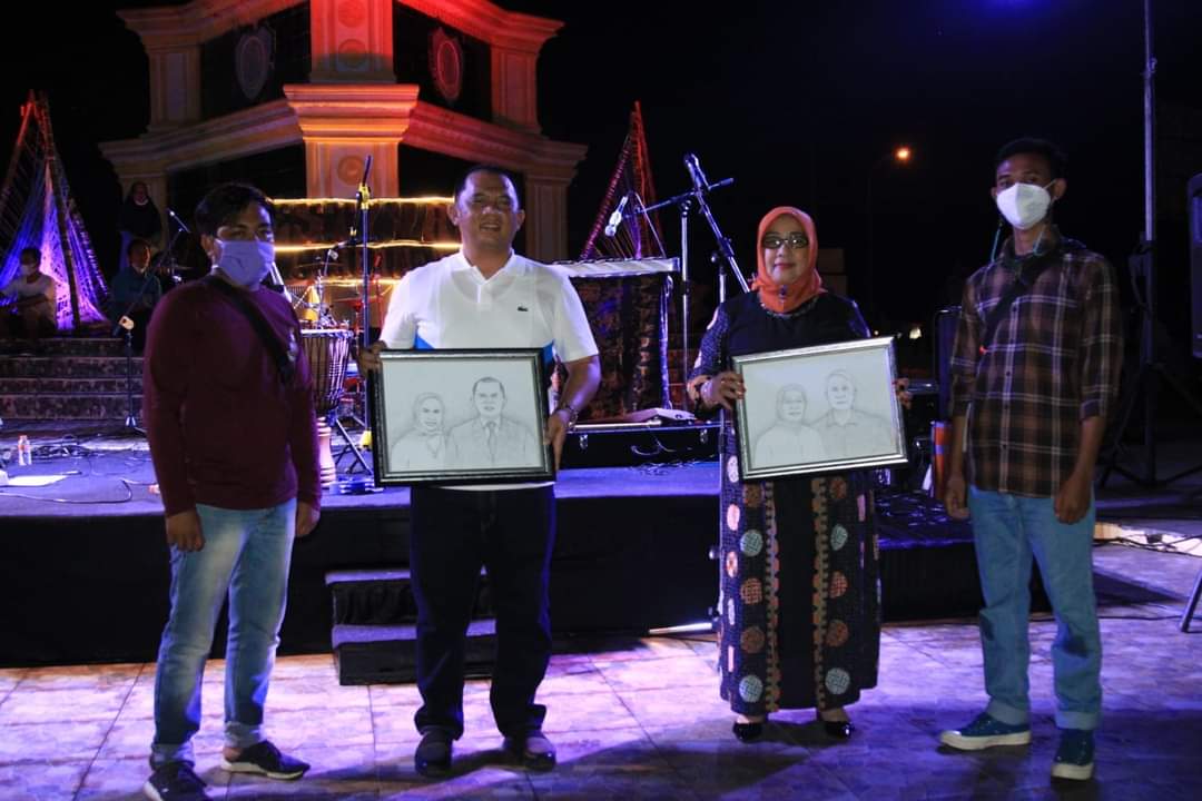 Bupati Labuhanbatu H Erik Adtrada Ritonga (dua dari kiri).