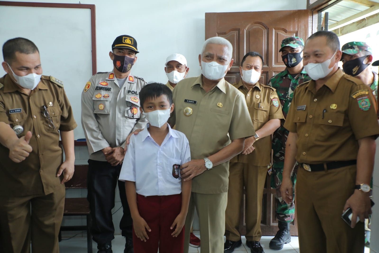 Bupati Asahan H Surya BSc saat melihat langsung pelaksanaan vaksinasi bagi kelompok anak usia 6-11 tahun