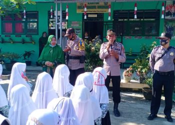 Agar Anak SD Tak Takut Divaksin, Wakapolsek Air Joman Lakukan Sosialisasi