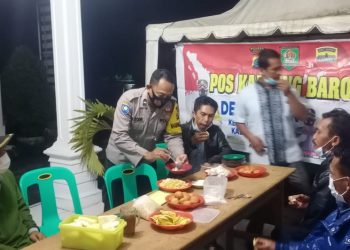 Personel Polsek Air Joman Serahkan Ubi Rebus dan Jagung dari Kapolres Asahan ke Petugas Jaga Pos Kamling Barokah