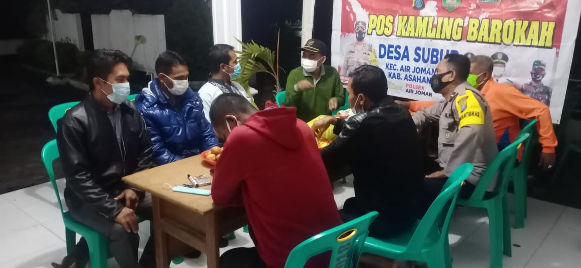Personel Polsek Air Joman Serahkan Ubi Rebus dan Jagung dari Kapolres Asahan ke Petugas Jaga Pos Kamling Barokah