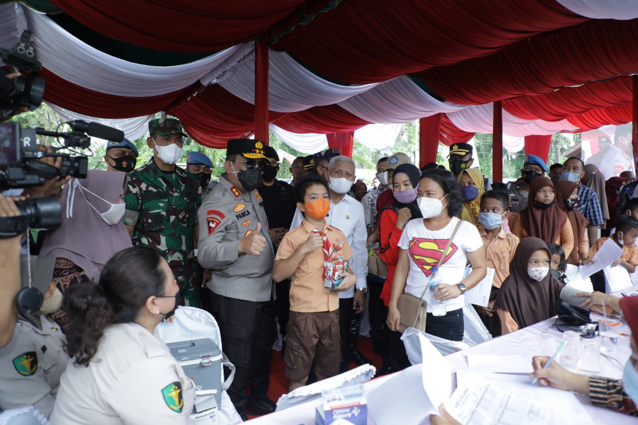 Dampingi Kapoldasu, Bupati Asahan Minta Nakes Lakukan Pengecekan Teliti atas Kesehatan Anak yang Divaksin