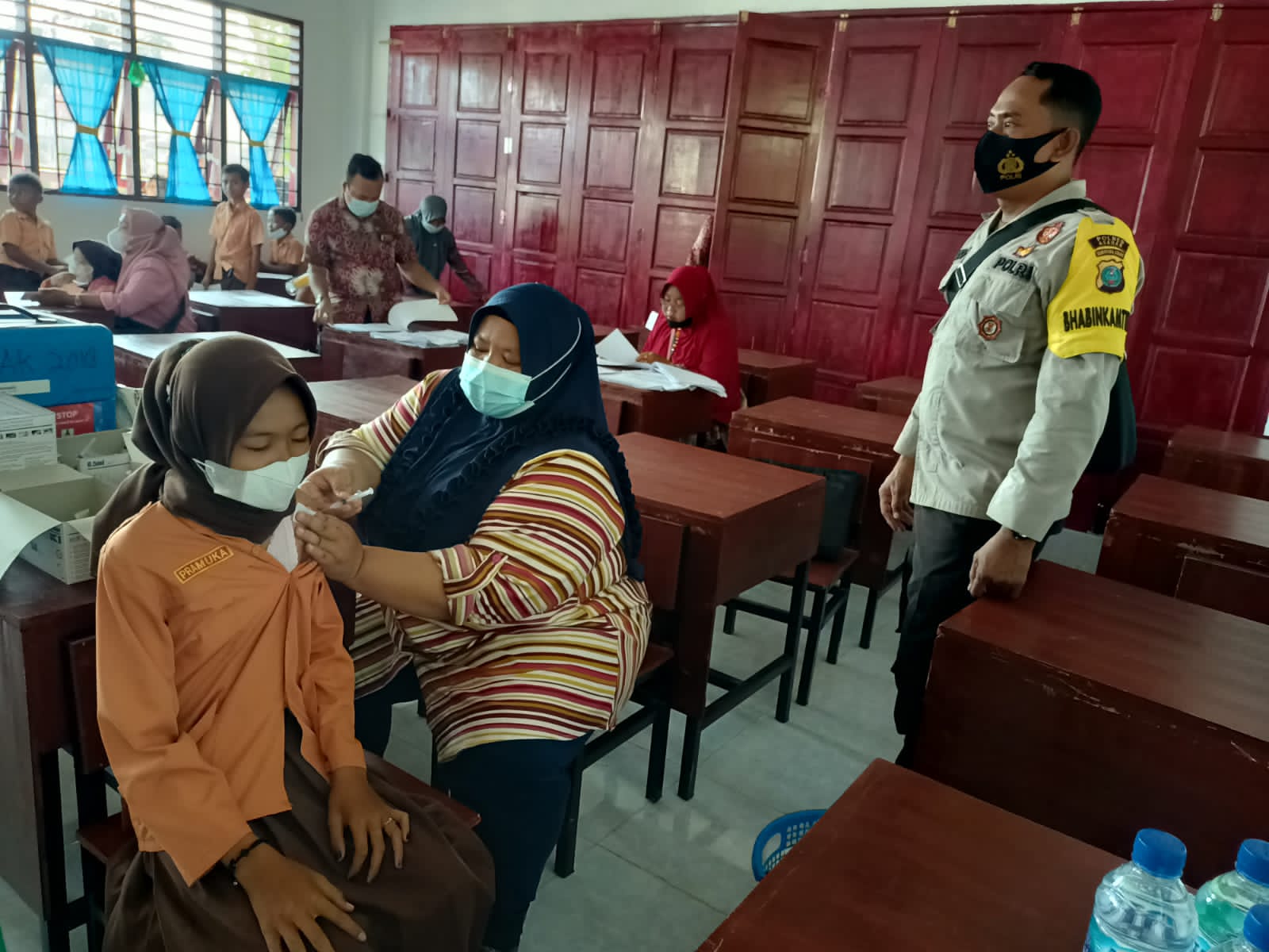 Dukung Program Belajar Tatap Muka, Personel Polsek Air Joman Gelar Vaksinasi untuk 170 Murid SD di Desa Punggulan