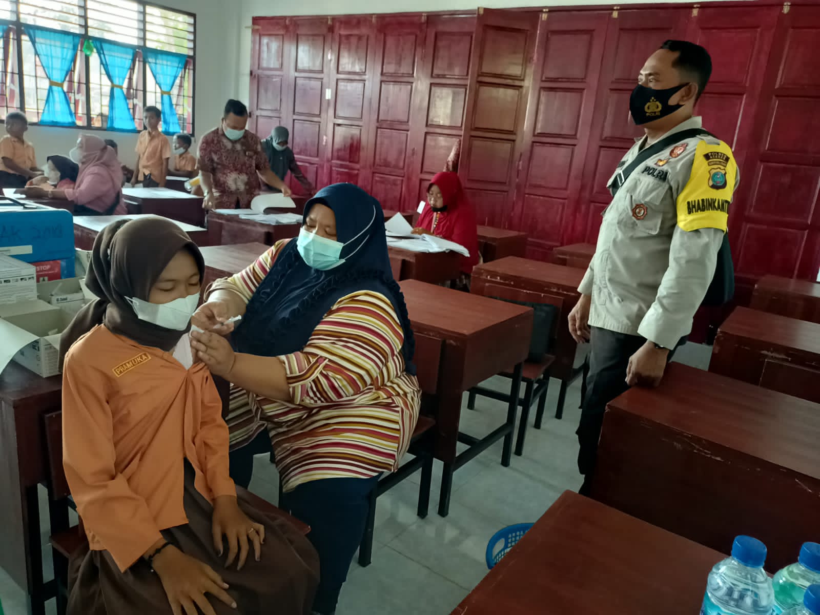 Dukung Program Belajar Tatap Muka, Personel Polsek Air Joman Gelar Vaksinasi untuk 170 Murid SD di Desa Punggulan