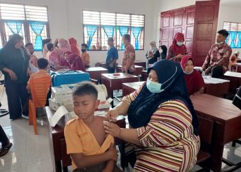 Dukung Program Belajar Tatap Muka, Personel Polsek Air Joman Gelar Vaksinasi untuk 170 Murid SD di Desa Punggulan