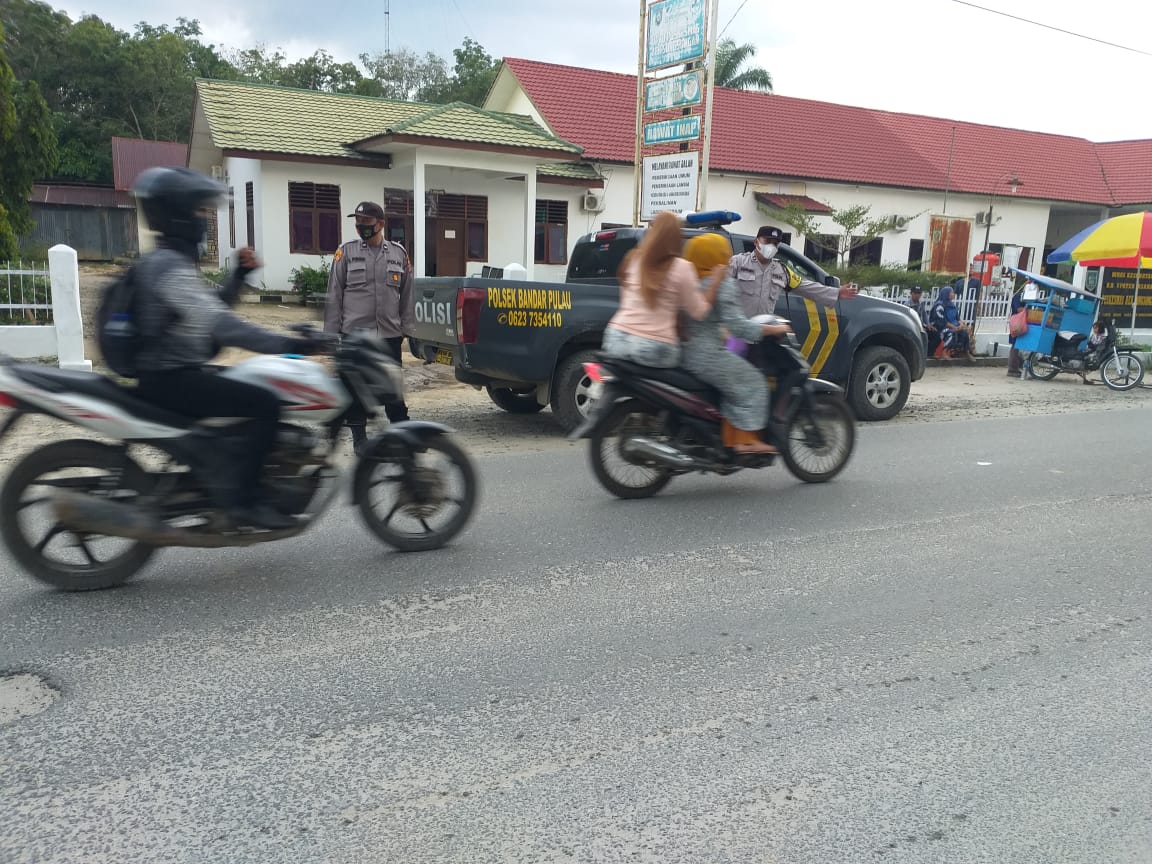 Mengatur arus lalulintas