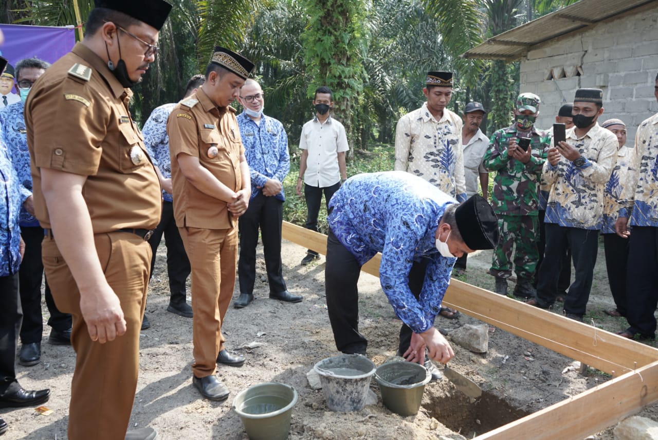 Taufik Zainal Abidin SSos MSi melakukan peletakan batu pertama pembangunan Kantor Sekretariat Komunitas Penyantun Anak Yatim