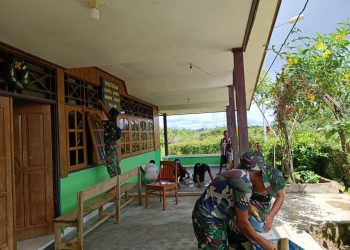 Jelang Pentahbisan Imamat, Satgas Yonif 126/KC Bantu Warga Keerom Bersihkan Gereja