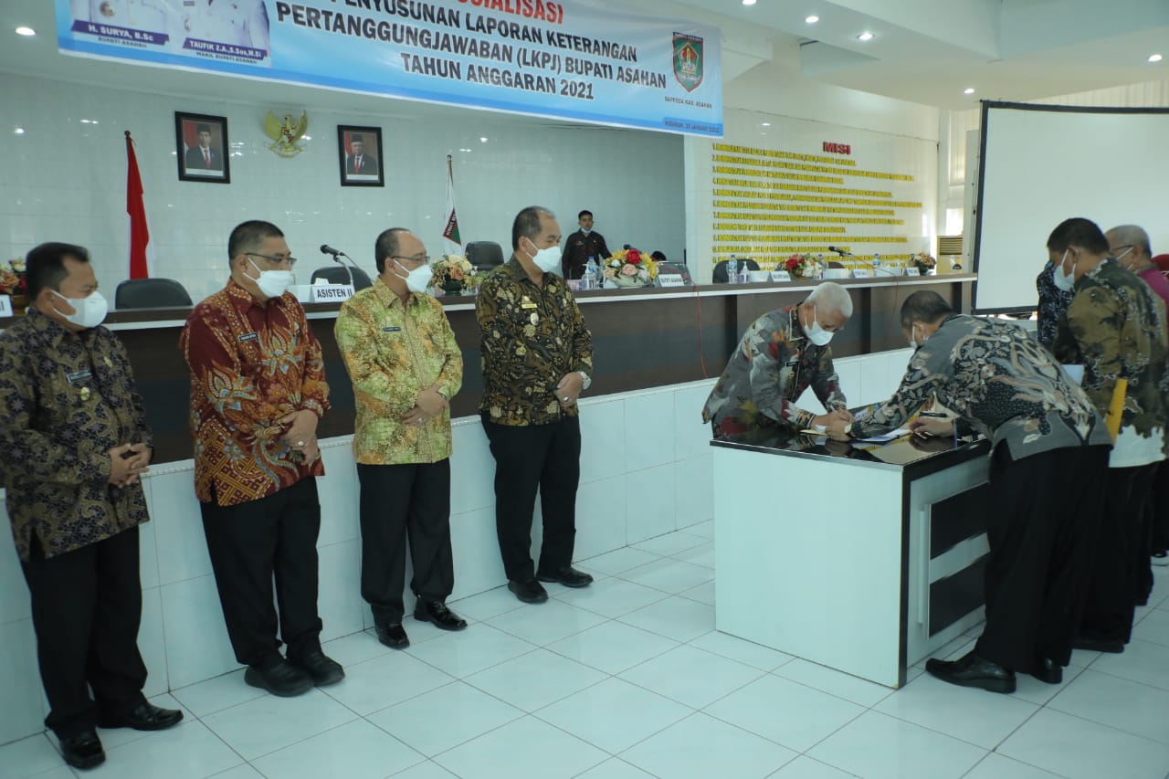 Bupati Asahan H Surya melakukan penandatanganan secara kolektif PK OPD dan Kecamatan se-Kabupaten Asahan Tahun 2022