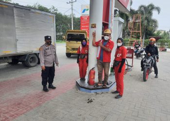 Sosialisasikan Program Kerja Kapolres, Personel Polres Asahan Iptu Arbain Rambe Datangi SPBU