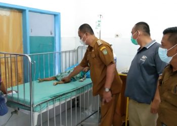 Camat Rawang Panca Arga Jenguk Bocah yang Alami Perut Membesar di RSU HAMS Kisaran