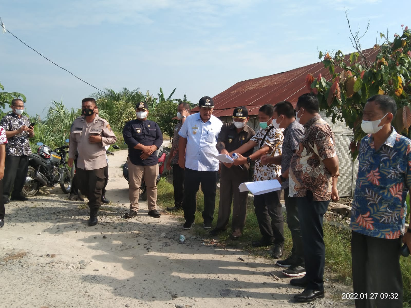 Bupati dan Wakil Bupati Asahan meninjau lokasi pembangunan jalan.