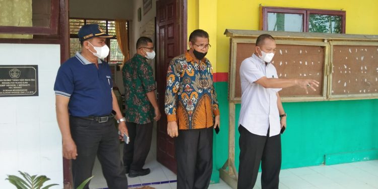 Kadisdik Asahan, H Supriyanto (baju putih) didampingi Kepala SMPN 1 Meranti, Drs Liber Lumban Gaol.