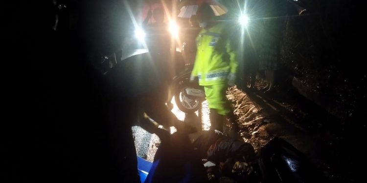 Jasad Amrunsyah Saragih saat akan dievakuasi Personil Sat Lantas Polres Pematangsiantar.