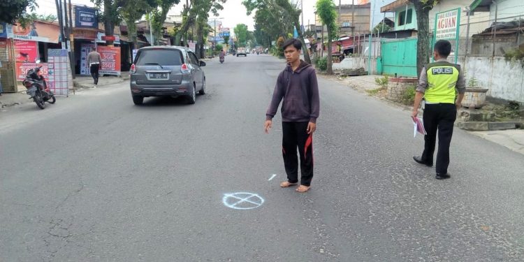 Personil Polres Pematangsiantar saat melakukan olah tempat kejadian perkara.