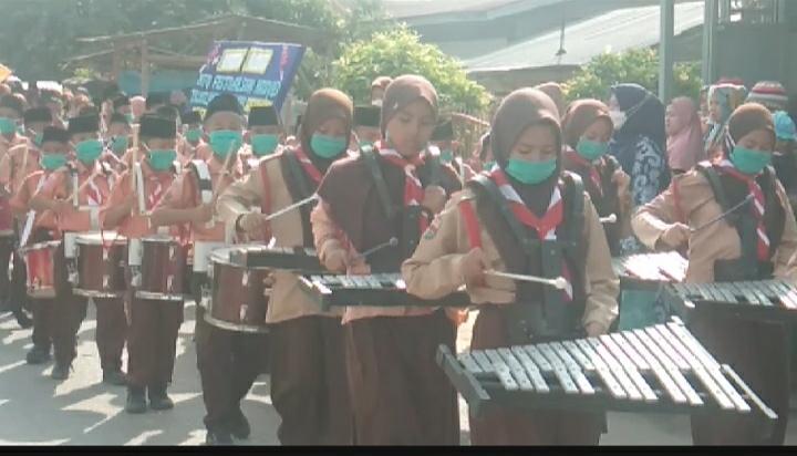 Drum band yang meriahkan pembukaan MTQ Kecamatan Meranti, Asahan,
