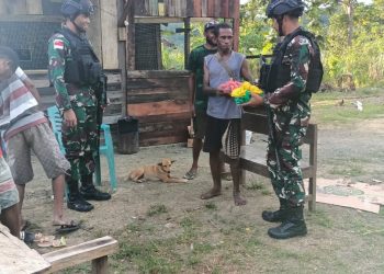 Pamtas Yonif 126/KC Asahan Bagi Sembako untuk Warga di Perbatasan