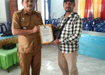 Wartawan Media Online TASLABNEWS.com Terima Piagam dari Camat Meranti, Asahan