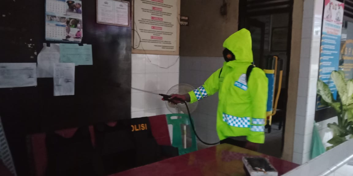 Polsek Pulau Raja Disemprot Disinfektan