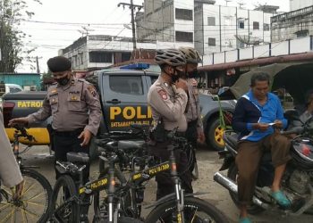 KBO Sat Samapta Polres Asahan Pimpin Patroli Bersepeda ke Pasar dan Pusat Keramaian Sekaligus Bagi Masker