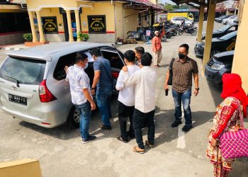 Pemakai narkoba saat diberangkatkan dari Polres Labuhanbatu.