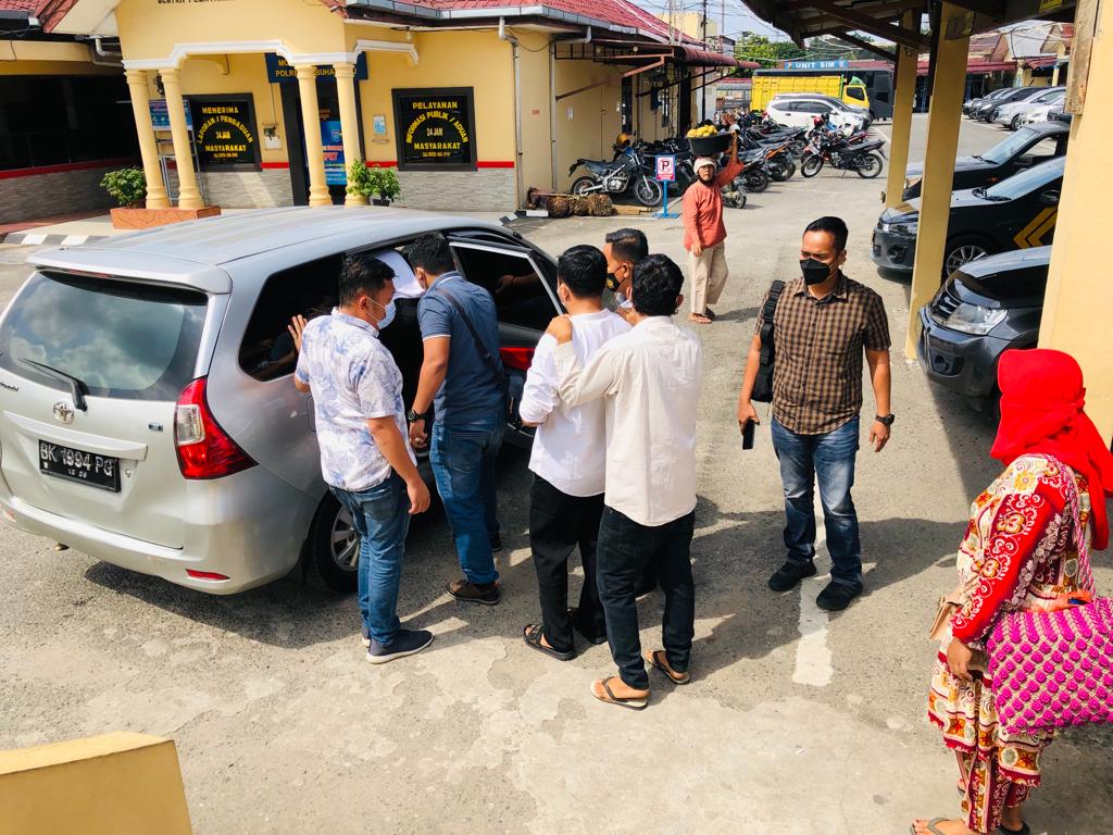 Pemakai narkoba saat diberangkatkan dari Polres Labuhanbatu.