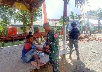 Satgas Yonif 126/KC Asahan Obati Warga di Perbatasan Papua