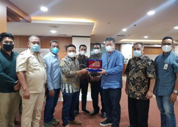 Plt Kadis Kominfo Awaludin Hasibuan dan Kaban Pendapatan Daerah Muslih bersama Komisi III DPRD Kabupaten Labuhanbatu berfoto bersama dengan pihak Bank Sumut, Medan.