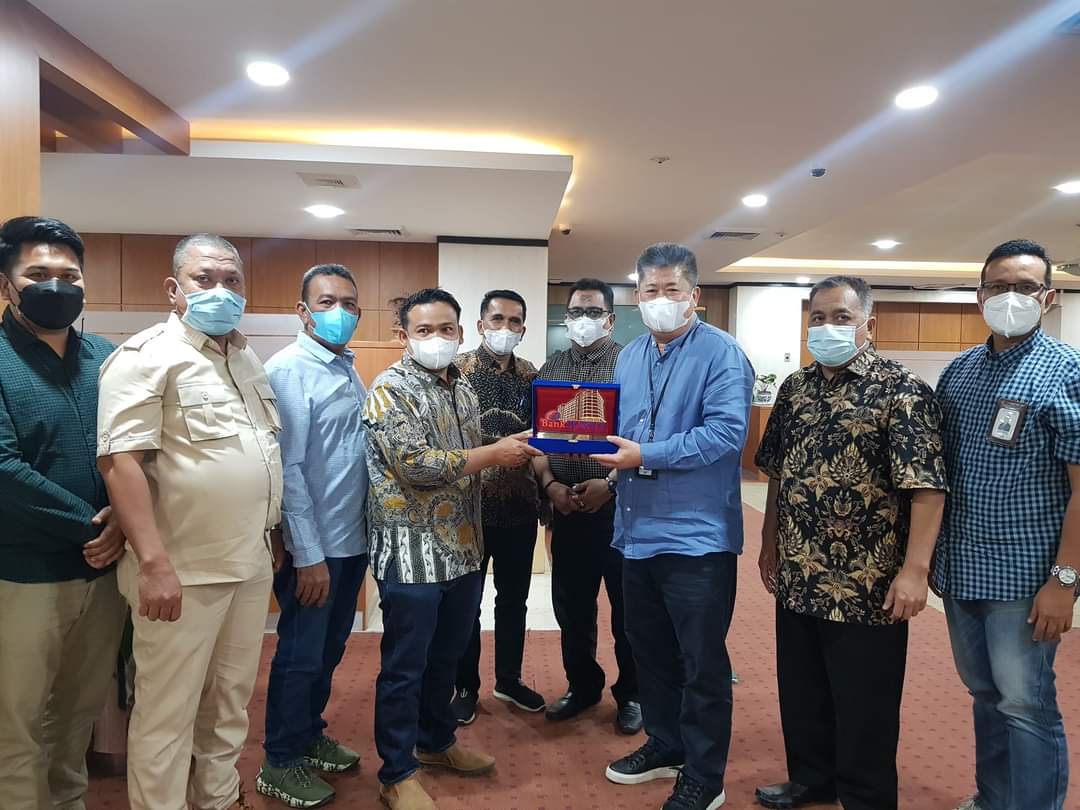 Plt Kadis Kominfo Awaludin Hasibuan dan Kaban Pendapatan Daerah Muslih bersama Komisi III DPRD Kabupaten Labuhanbatu berfoto bersama dengan pihak Bank Sumut, Medan.