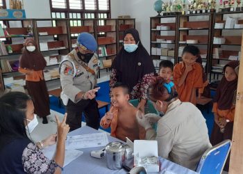 18 Murid SD Divaksin Pihak Polsek Bandar Pasir Mandoge