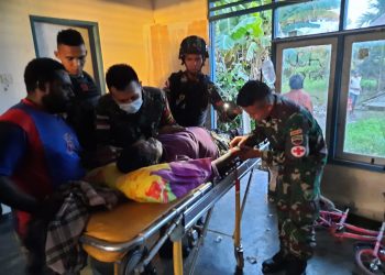 Satgas Yonif 126/KC Asahan Bantu Evakuasi Warga di Perbatasan Papua yang Terkenal Stroke
