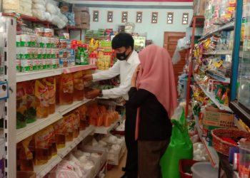 Personel Polsek Prapat Janji Pantau Harga Sembako di Pasar dan Supermarket