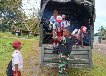 Satgas Yonif 126/KC Asahan Bantu Antar Jemput Anak Sekolah di Perbatasan Papua