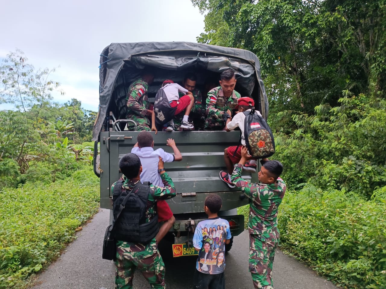 Satgas Yonif 126/KC Asahan Bantu Antar Jemput Anak Sekolah di Perbatasan Papua