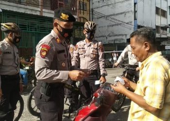 Sambil Patroli Bersepeda, Personel Sat Samapta Polres Asahan Bagikan Masker ke Warga