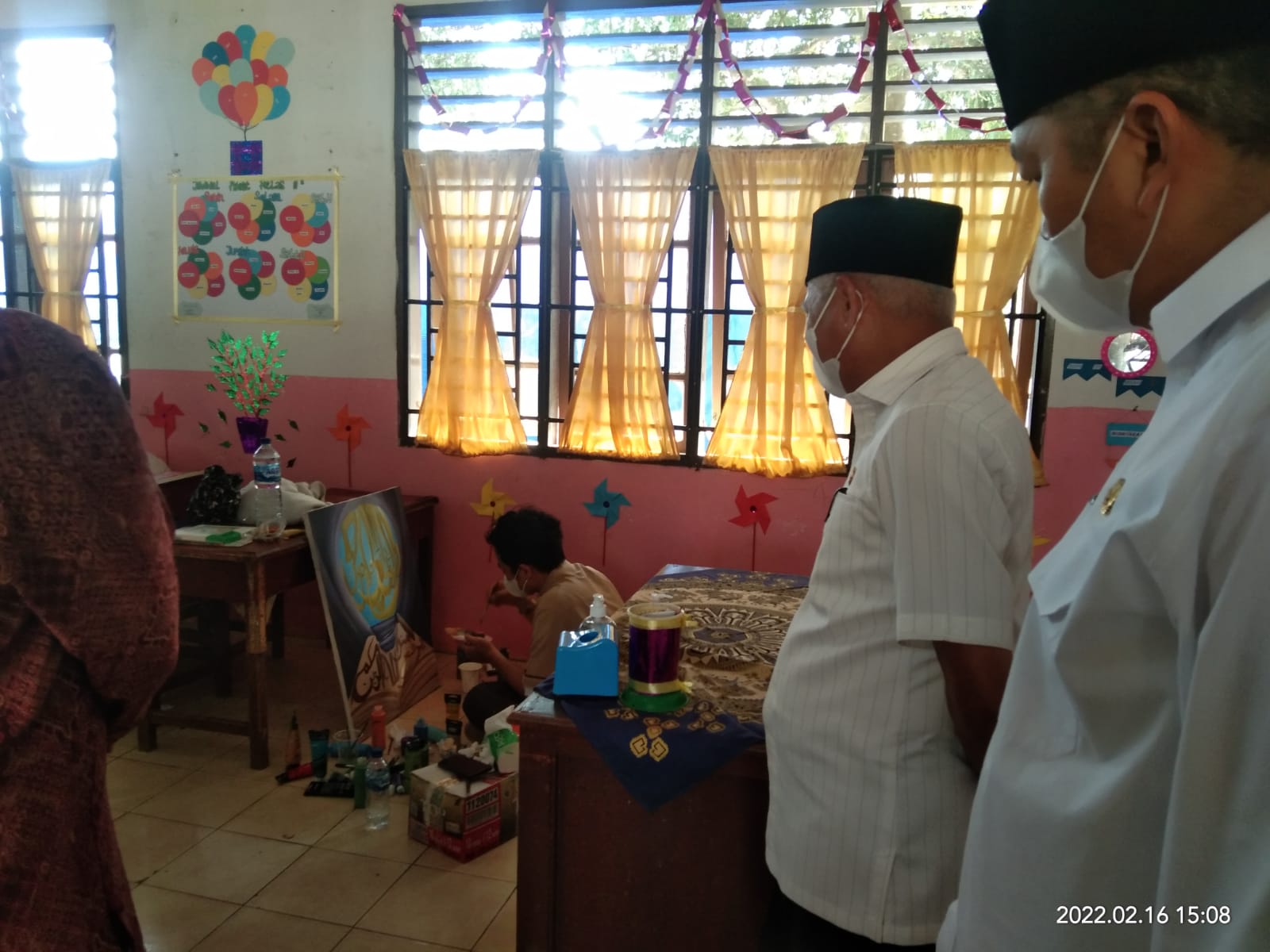 Bupati Asahan Kagum dengan Pelukis Kaligrafi di MTQ ke 53 di Rahuning