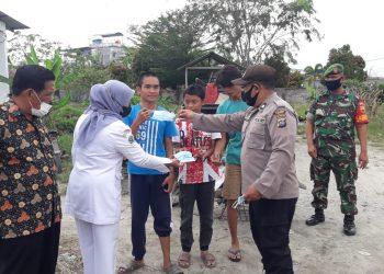 Polsek Simpang Empat dan Forkopincam Kecamatan Bagikan Masker ke Masyarakat