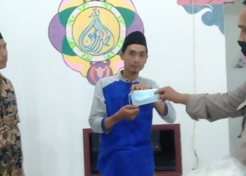 Personel Polsek Bandar Pulau Bagikan Masker ke Jamaah Masjid Muhajirin