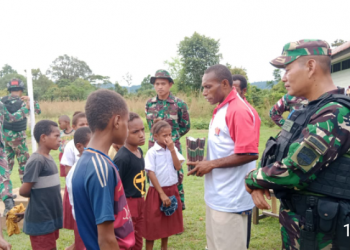 Siswa-Siswi di Perbatasan Papua: Terima Kasih Pak TNI, Sudah Beri Kami Tas dan Buku Serta Seragam Sekolah
