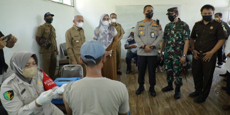 Bupati Asahan dan Kapolres Asahan meninjau pelaksanaan vaksinasi diKantor Kepala Desa Tanjung Alam Kecamatan Sei Dadap.