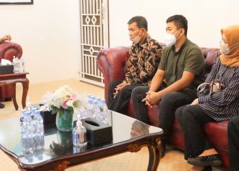 Dua Anak Berprestasi Asal Tinggi Raja Silaturahmi ke Bupati Asahan