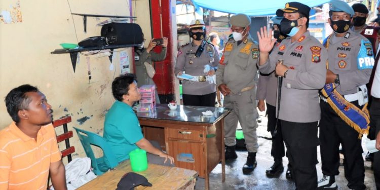 Kapolres Pematangsiantar, AKBP Boy Sutan Binanga Siregar saat memimpin operasi Yustisi di Pasar Horas Jaya Pematangsiantar.