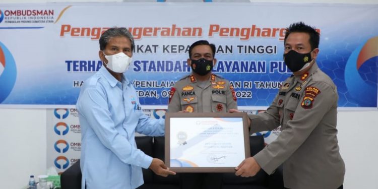 Kapolres Pematangsiantar, AKBP Boy Sutan Binanga Siregar menerima penghargaan Kepatuhan Tinggi Terhadap Standar Pelayanan Publik dari Ombudsman Perwakilan Provsu, disaksikan Kapoldasu, Irjen Pol RZ Panca Putra Simanjuntak.