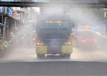 Kontrol Penyebaran Covid-19, Samapta Polres Pematangsiantar Semprotkan Desinfektan